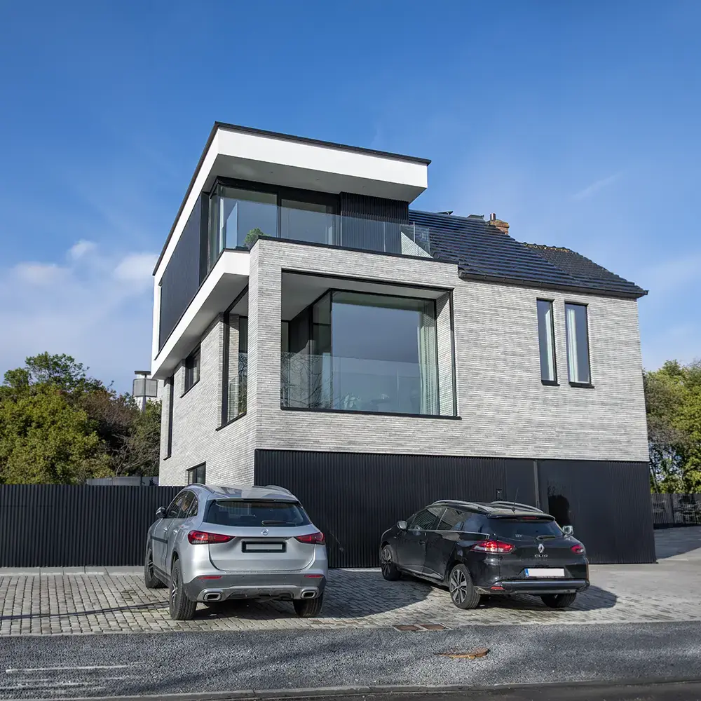 facade maison avec balustrade en verre